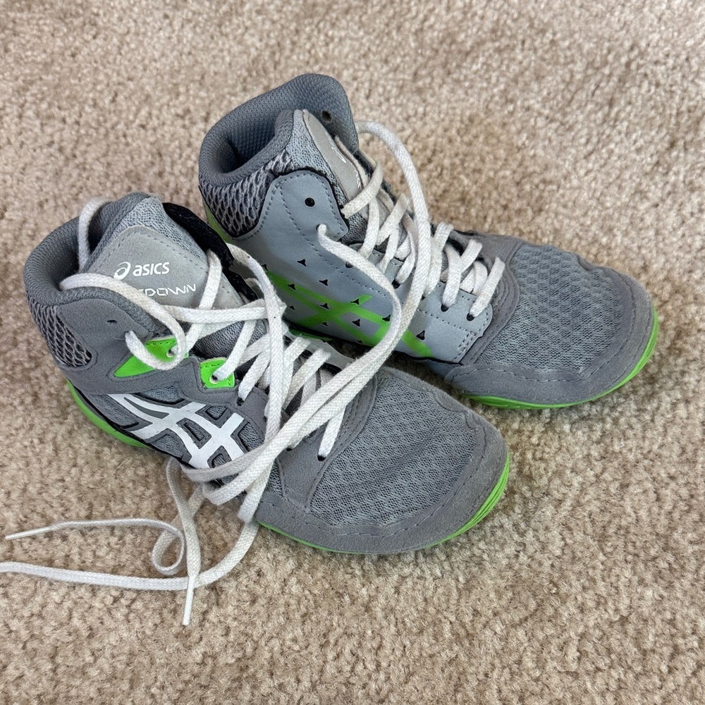 ASICS Kids Gray and Lime wrestling shoes